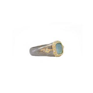 SIGNET RING WITH CUSHION EMERALD AND CRIVELLIS