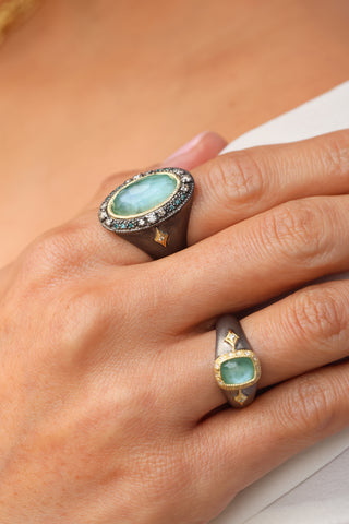 SIGNET RING WITH CUSHION EMERALD AND CRIVELLIS